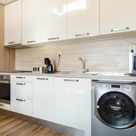 Center Nikola Daire *